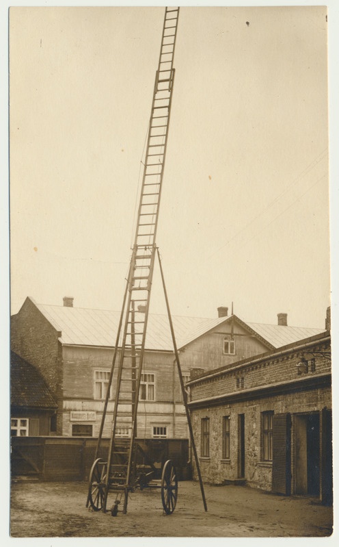 foto, Viljandi, Väike-Turu tn 3, tuletõrje redel VTÜ õuel, taga Väike-Turu tn 4 hotell-restoran Kommerts u 1930, foto A. Järvekülg