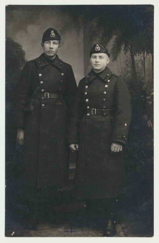 foto, Paistu khk, Loodi mõis, 6. suurtükiväegrupp, 2 ajateenijat, 1925, foto E. Ilves