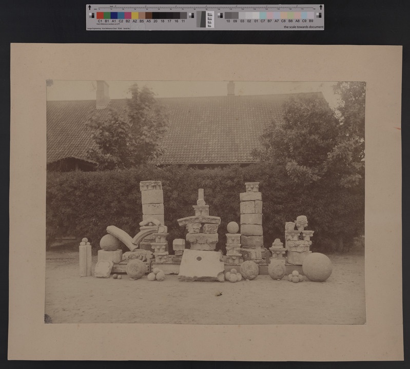 foto papil, Viljandi ordulinnuse 1878-79 arheoloogiliste kaevamiste leiud, raidkivid, kapiteelid, kivikuulid