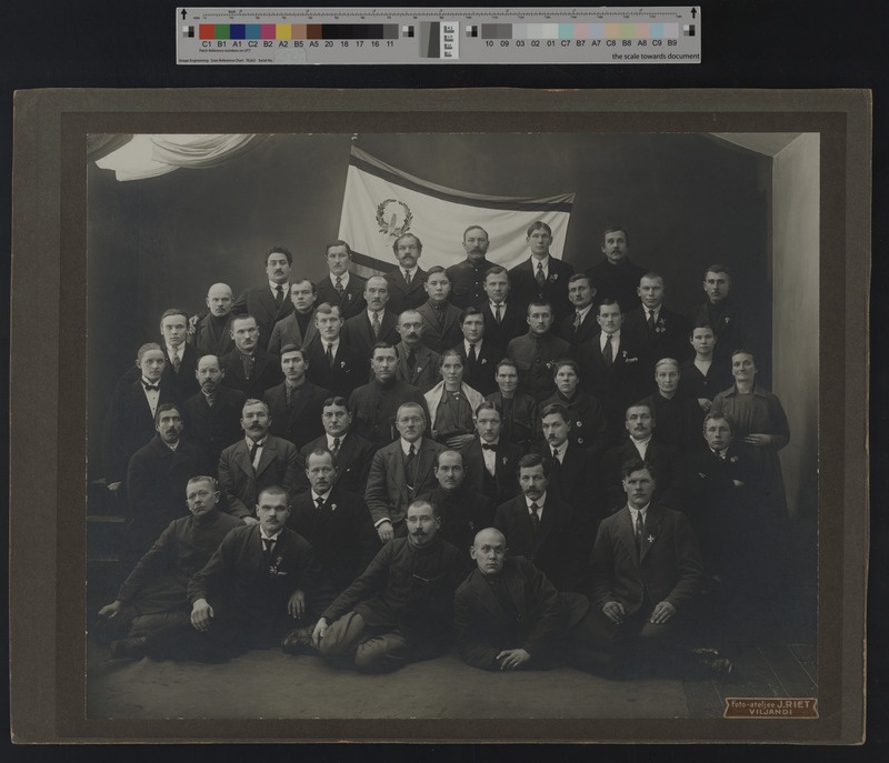 foto papil, Eesti Vigastatud Sõjameeste Ühing, Viljandi, lipp, grupp (II reas prillidega A. Suurkask) u 1920, foto J. Riet