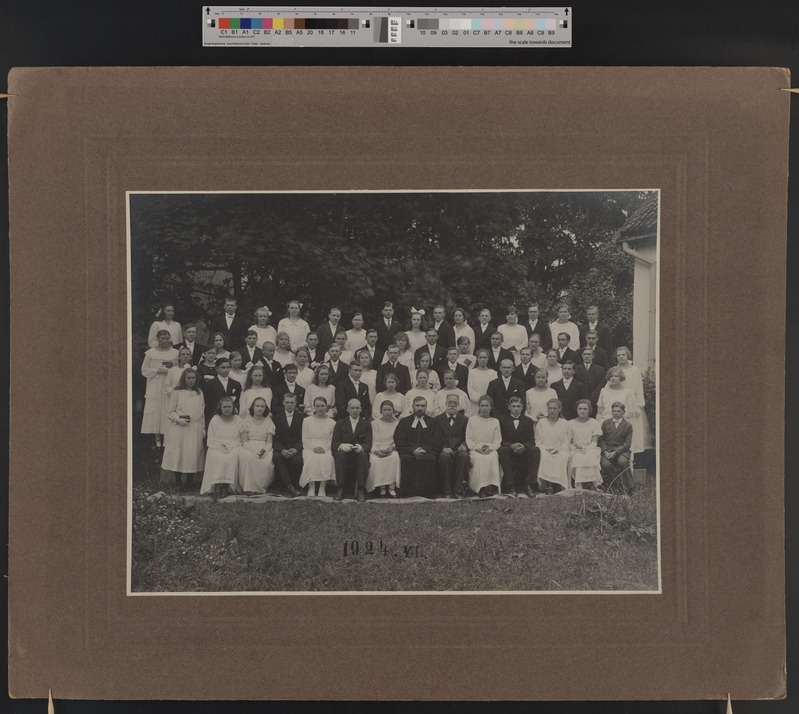foto papil, Paistu kogudus, leerilapsed, õpetaja A.O. Westren-Doll, köster Aug. Samuel Tilzen 1924