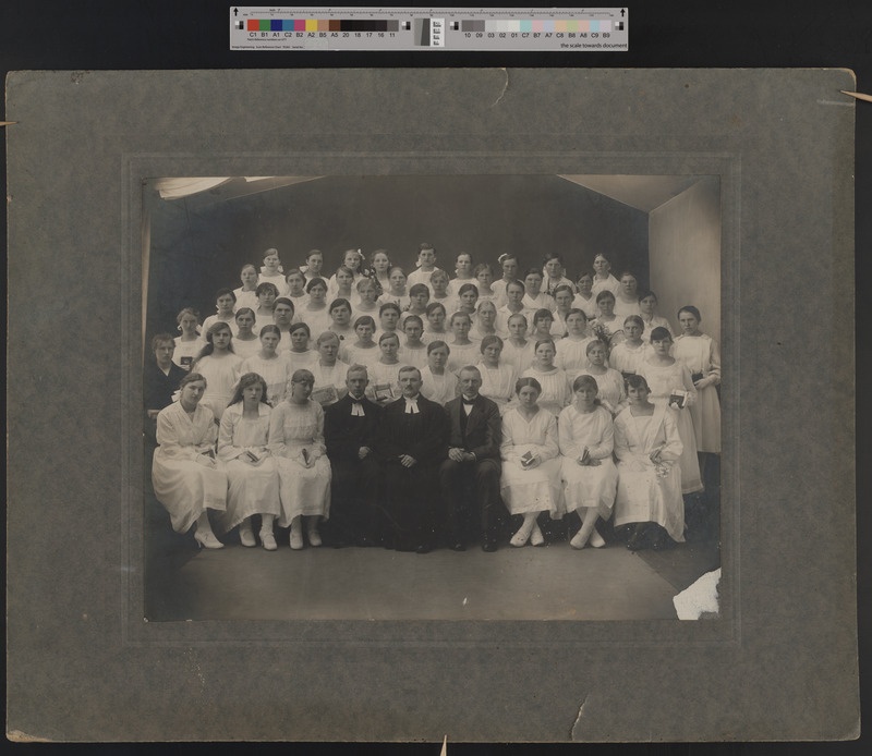 foto papil, Viljandi maakogudus (Pauluse kogudus), leeritüdrukud ja õpetaja J. Lattik, köster-organist J. Siimer 22.05.1922