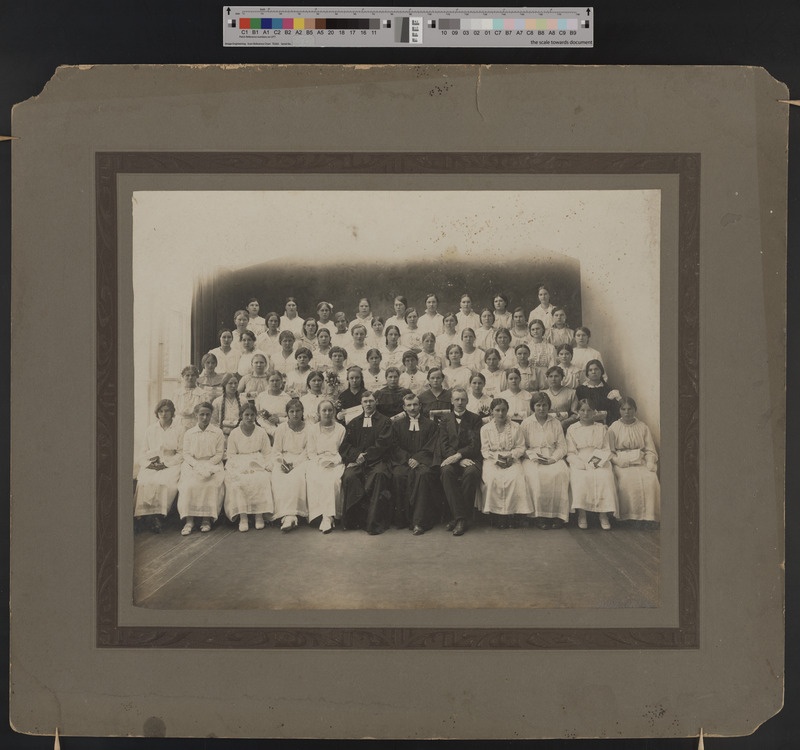 foto papil, Viljandi maakogudus (Pauluse kogudus), leeritüdrukud, I rea keskel õpetaja J. Lattik, paremal organist-köster J. Siimer 1916