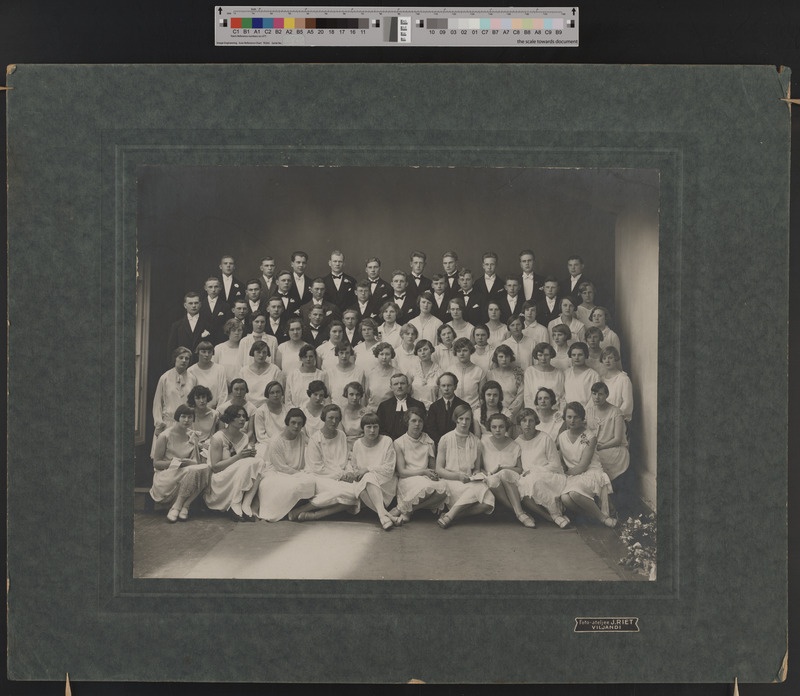 foto papil, Viljandi Pauluse  kirik, leerilapsed, õpetaja J. Lattik, organist-köster E. Rossmann u 1925, foto J. Riet