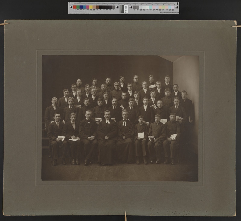 foto papil, Viljandi maakogudus (Pauluse kogudus), leeripoisid, õpetaja J. Lattik, temast vas organist-köster J. Siimer u 1920