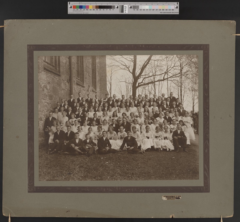 foto papil, Viljandi maakogudus (Pauluse kogudus), leerilapsed, õpetaja J. Lattik, organist E. Rossmann 1925, foto J. Riet
