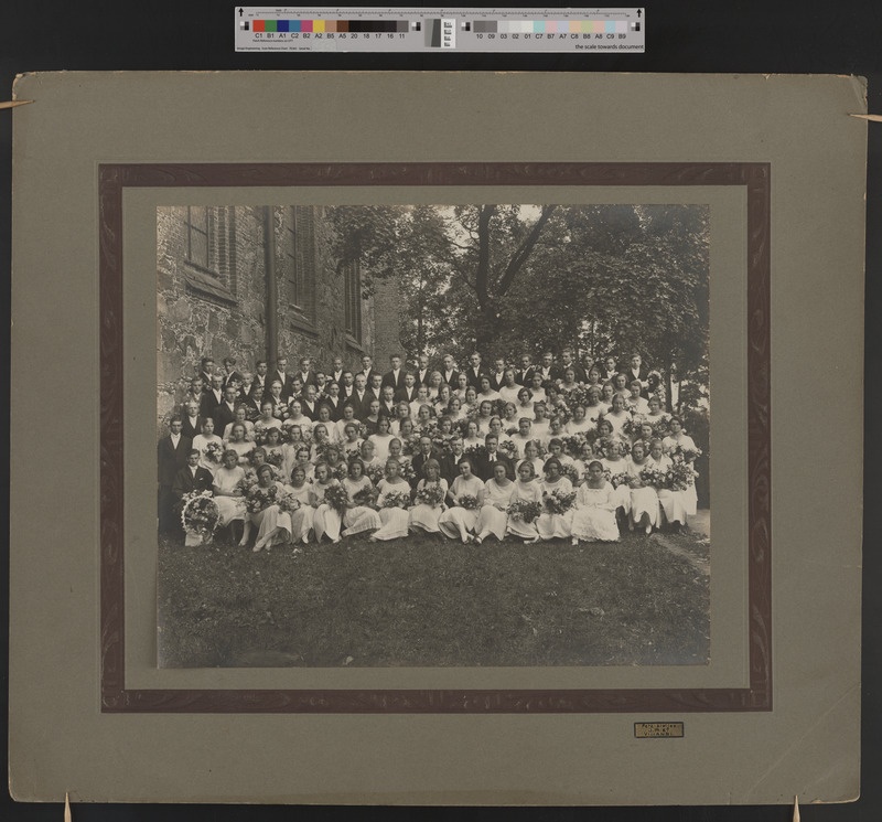 foto papil, Viljandi maakogudus (Pauluse kogudus), leerilapsed, köster-organist E. Rossmann, õpetaja J.Lattik, abiõpetaja A. Kõiv 12.07.1925, foto J. Riet