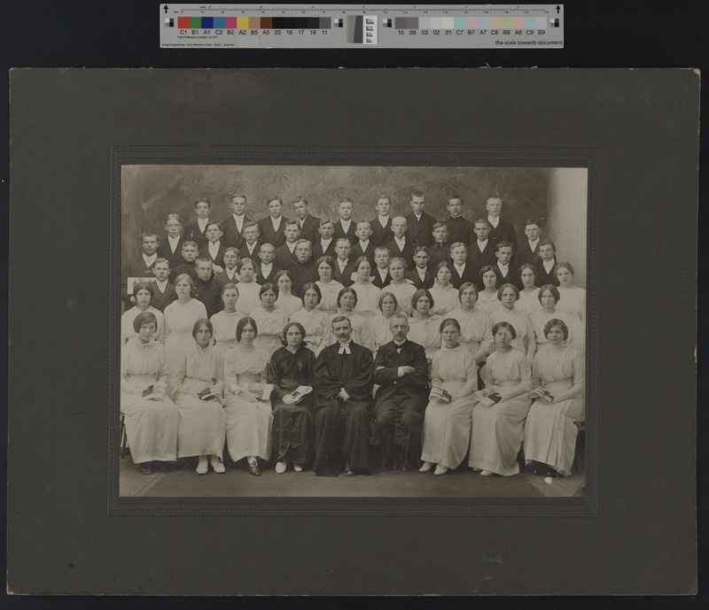 foto papil, Viljandi maakogudus (Pauluse kogudus), leerilapsed sh Salme Pruuden, õpetaja J. Lattik, köster ja organist J. Siimer u 1915