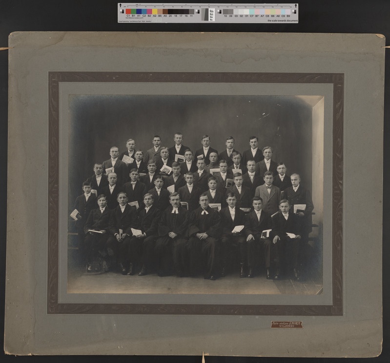foto papil, Viljandi maakogudus (Pauluse kogudus) leeripoisid, õpetaja J. Lattik I r vas 4., 23.03.1924, foto J. Riet