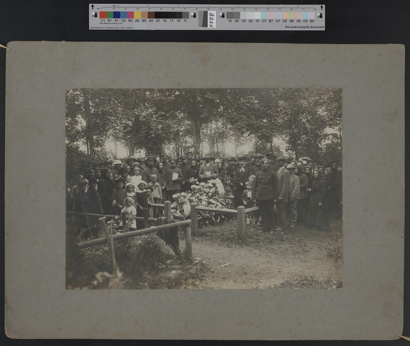 foto pappalusel, Viljandi Vana kalmistu, Eesti Vabadussõjas langenud Jüri Köögard'i matus, sh kirikuõpetaja J. Lattik 14.06. 1919