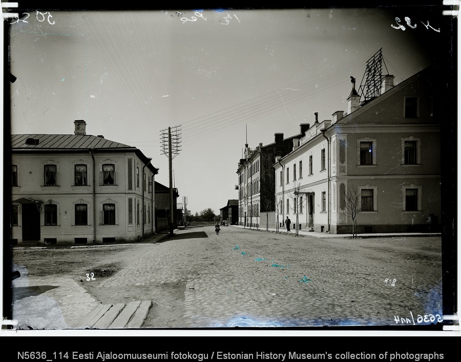 Vaade idast Valge ja Vabaduse tänavate ristumiskohale, paremalt teine posti-telegraafikontori hoone.