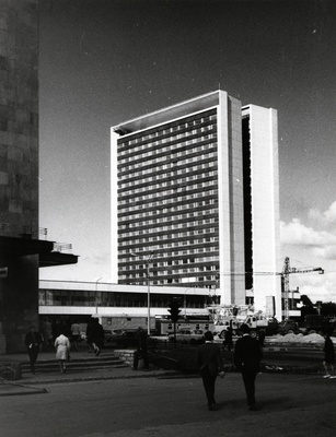 Viru hotell. Arhitektid Henno Sepmann ja Mart Port. Vaade viimistlusjärgus hoonele Kaubamaja kõrvalt  similar photo