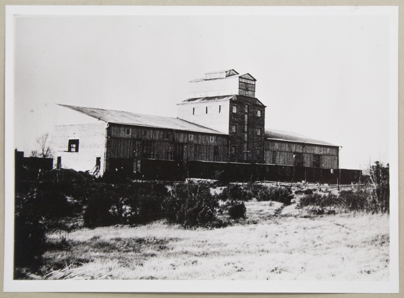 Kohtla-järve. Lift in vertical mine and sorting of fire stone