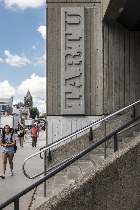 Tartu College ühiselamu Torontos 310 Bloor St W. Väliseesti Muuseum ehk VEMU; Eesti Õppetöö Keskus. Hoone betoonist silt ja trepp. Välis-Eesti arhitekt Elmar Tampõld