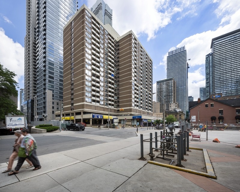 Toronto Ülikooli ühiselamu 30 Charles St. Välis-Eesti arhitekti Elmar Tampõld (arhitektuuribüroo Tampold Wells)