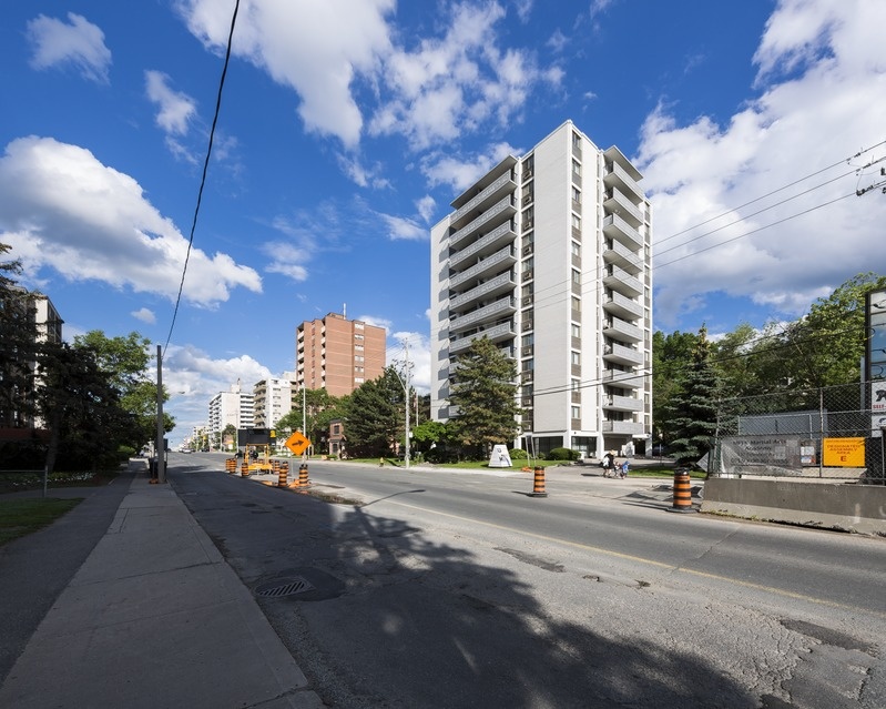 Korterelamu 411 Eglinton Ave E Torontos. Välis-Eesti arhitekt Uno Prii