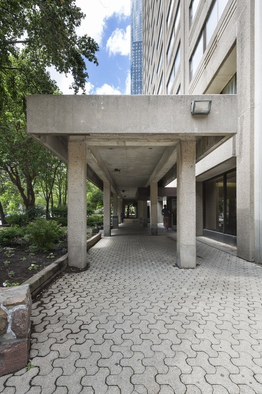 Korterelamu 40 Gerrard St E Torontos. Varikatus. Välis-Eesti arhitekt Elmar Tampõld