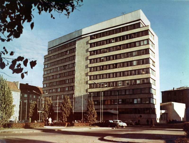 EKP KK ehk Eesti Kommunistliku Partei Keskkomitee hoone. Arhitektid Mart Port, Uno Tölpus, Raine Karp, Olga Kontšajeva