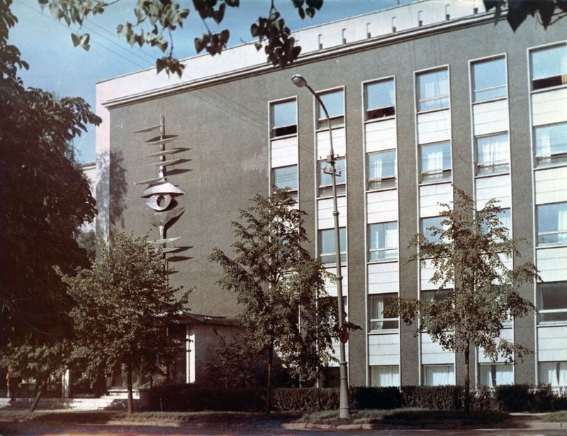 Tallinna Telemaja, fassaadil nn Telesilm, autor Igor Balašov. Gonsiori 27. Arhitekt Paula Koido