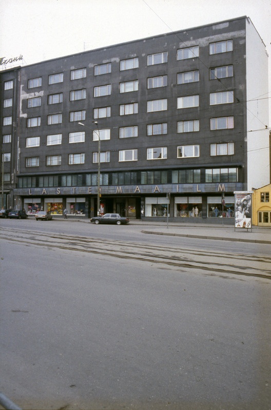 Kauplusega "Laste Maailm" korterelamu, nn Urla Maja Pärnu mnt 6. Üldvaade, sissepääs ja ümaraken. Arhitekt Eugen Habermann