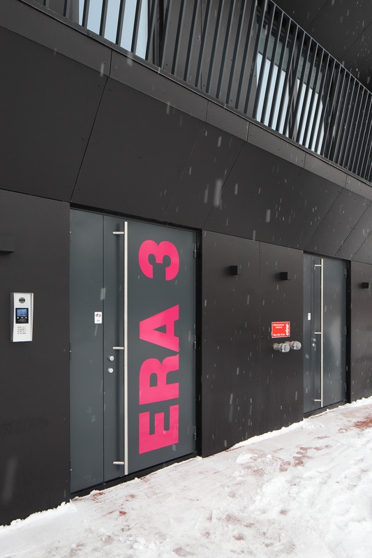 Tartu Riia kvartal: terrasselamu Era 3, lähivaade sissepääsule. Salto AB