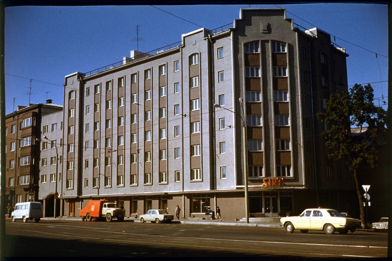Korterelamu Tallinnas Pärnu mnt 80. Nurgal kauplus Sirje. Arhitektid Elo-Liis Toomik, K. Mitt, Eve-Ruth Karu, Tõnu Laigu. Valmis 1986
