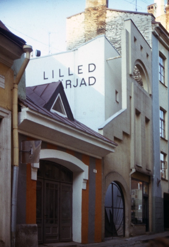 Lillepood / lillekauplus "Lilled. Pärjad" Tallinnas Väike-Karja 6. Arhitekt Vilen Künnapu