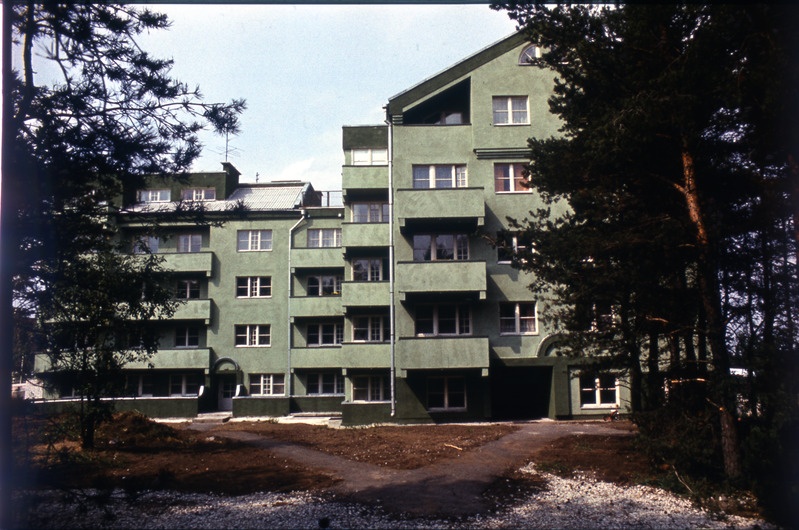 ETKVL koondise Auto korterelamu Tallinnas Kalda 60. Kaks vaadet maja tagant. Arhitekt Eva Hirvesoo