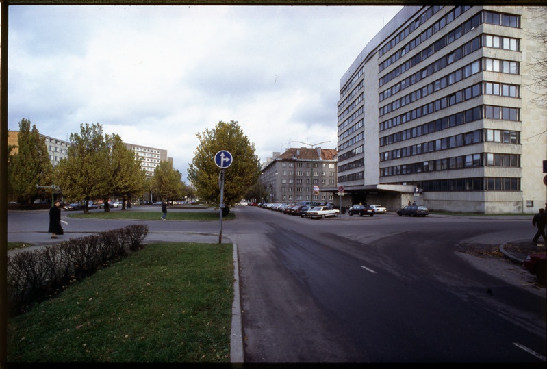 Rävala pst Tallinnas, paremal Välisministeerium, endine Kompartei hoone