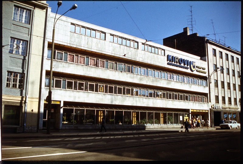 Kirovi kauplus Tallinnas Pärnu mnt. Westmanni äri. Kaks vaadet hoonele. Arhitekt Ado Eigi