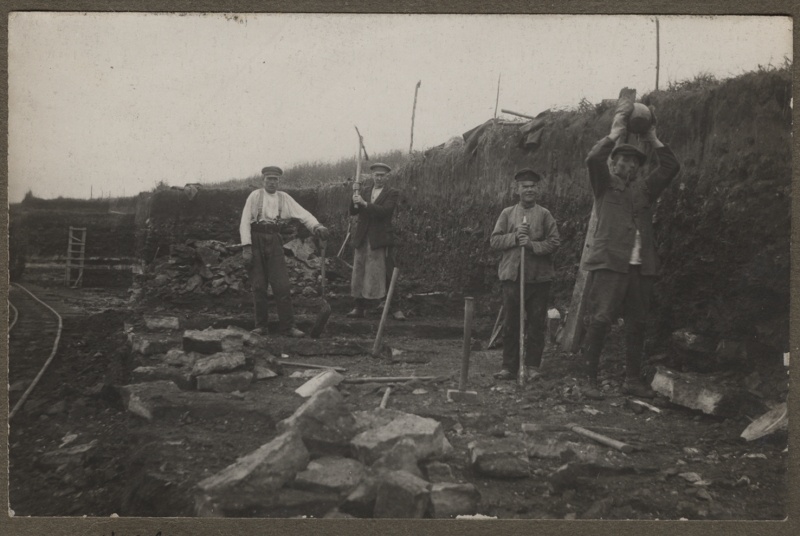 Workers in Kohtla burning stone mining.