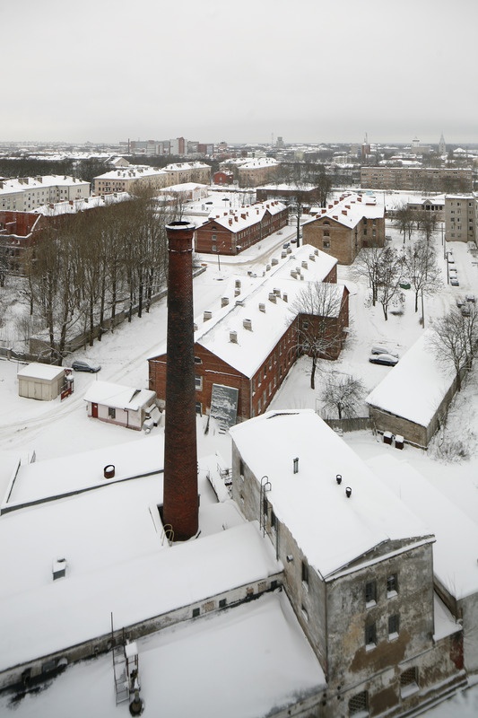 Narva: vaade Kreenholmi veetornist Kalda tn ja kesklinna suunas, esiplaanil kasarmud ja korsten