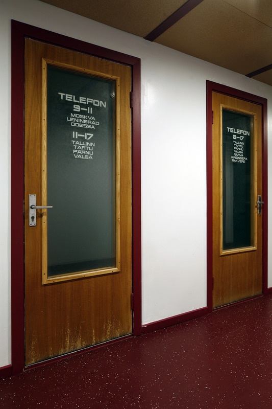 Püssi puitlaastplaatide tehas. Koridor: telefonipunktid