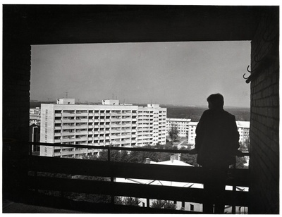 Kohtla Järve hoonestus tornelamu rõdult; esiplaanil fotograaf ise?  similar photo