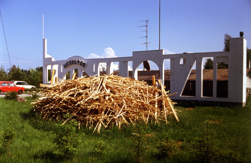 Restoran Merihobu Rannamõisas (lammutatud). Arhitekt Leonhard Lapin. Maja ees installatsioon Eesti Mets