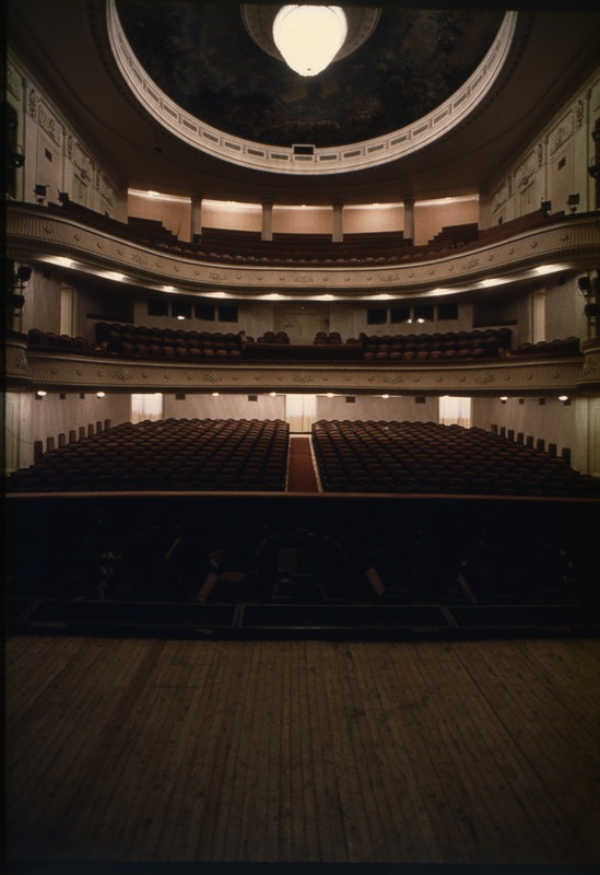 Estonia teater, vaade teatrisaali lavalt