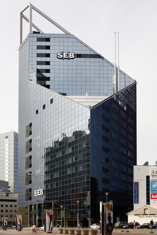 Endine Ühispank, hilisem SEB pank. Arhitekt Raivo Puusepp. Esiplaanil Jaani seegi kirik