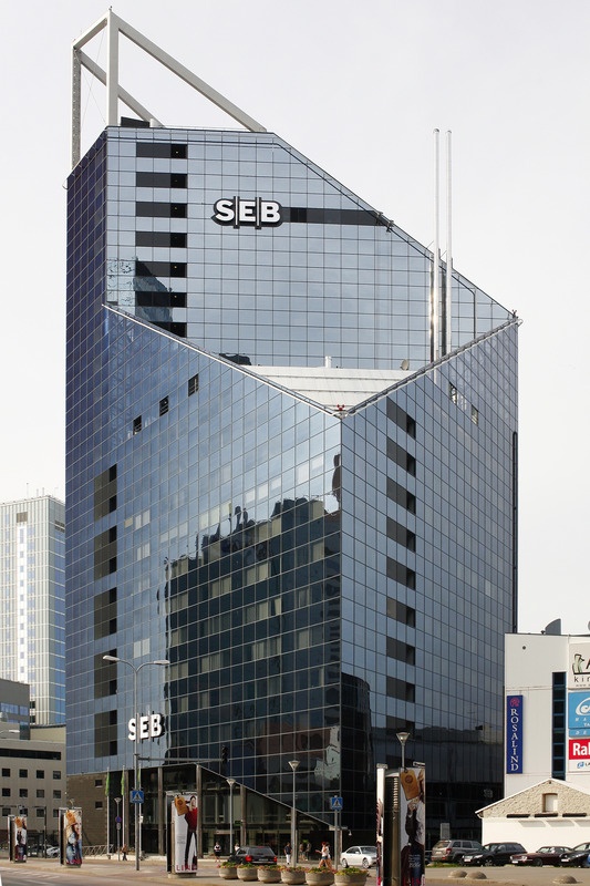 Endine Ühispank, hilisem SEB pank. Arhitekt Raivo Puusepp. Esiplaanil Jaani seegi kirik