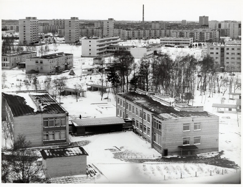Mustamäe kõrgvaade: Tammetõru lasteaed Tammsaare tee 79, vaade Sõpruse pst 202 elamu katuselt