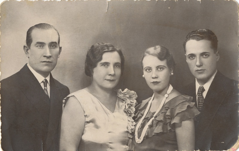Kalju Roolaine tädi Anna Maslennikova koos oma abikaasa Aleksandri ja veel ühe abielupaariga