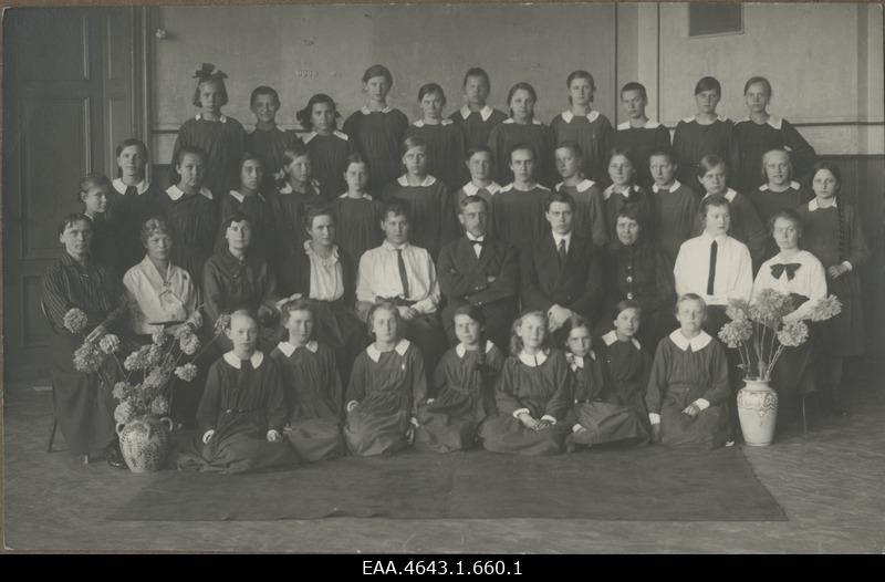 The Real Gymnasium of the Girls of Pärnu City 1921/1922. Year class picture, group photo