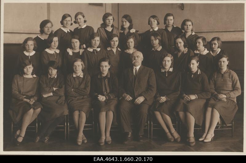 Group photo of the Girls' Gymnasium in Pärnu