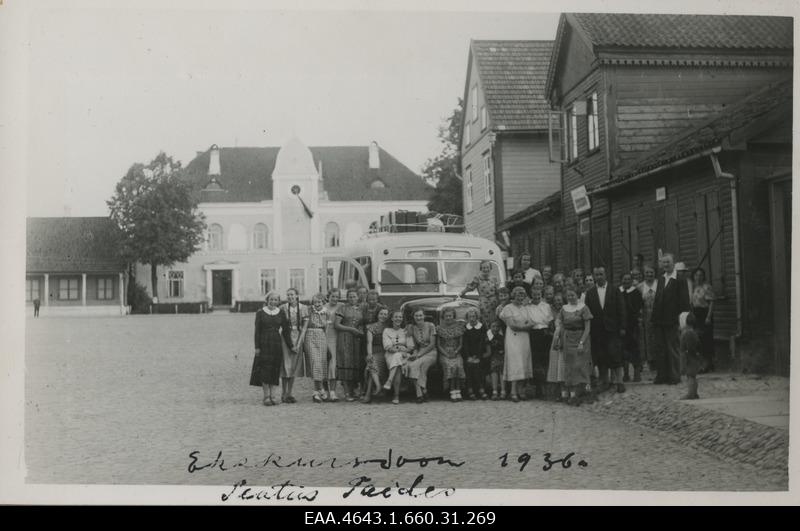 Tour group of Pärnu City Girls Gymnasium in Paides stops, group photo