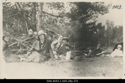 Pärnu City Girls' Gymnasium Society on the picnic  duplicate photo