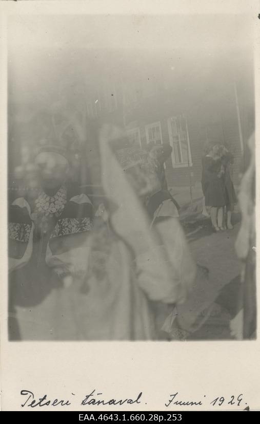 Tour group in Petser and women in setu folk clothes of the Girl of Pärnu City Gymnasium