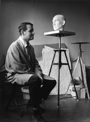 Skulptor Albert Eskel ateljees  duplicate photo