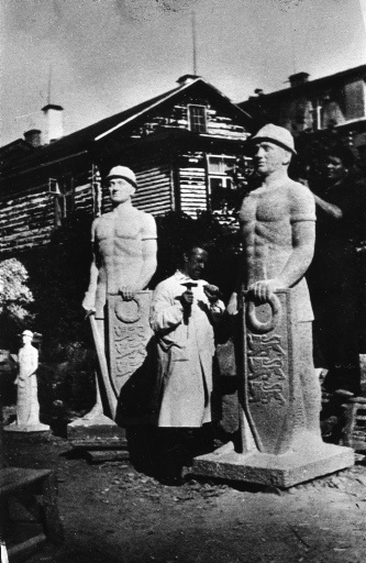 Roman Haavamägi Petseri Vabadussõja monumendiga