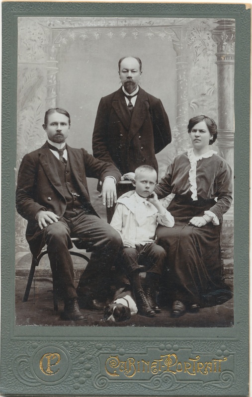 Berta Graudin perekonna ja oma venna Robert Koolmeistriga