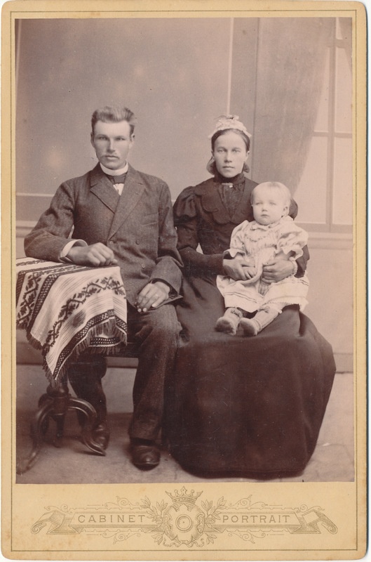 Johan Sööt ja Lilli Sööt oma esimese lapsega