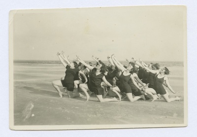 Ernst Idla, Gert Negro liikumisrühm mere ääres harjutamas  duplicate photo